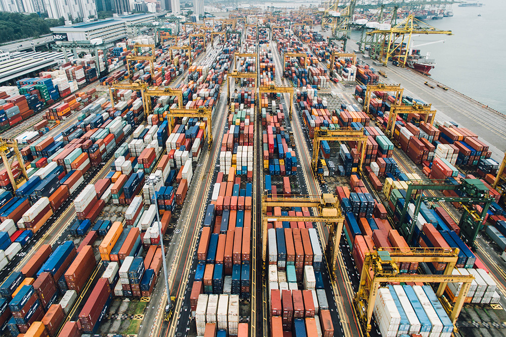 Luchtfoto van containers in de haven
